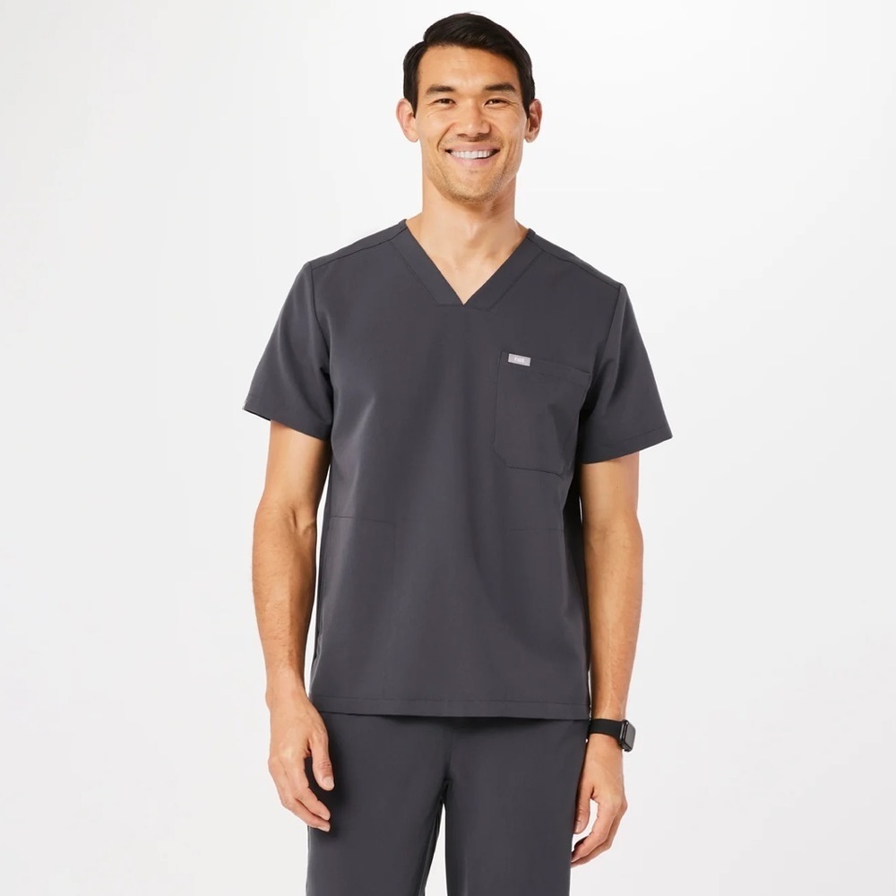 Figs mens Chisec Three-Pocket Scrub Top light grey S
